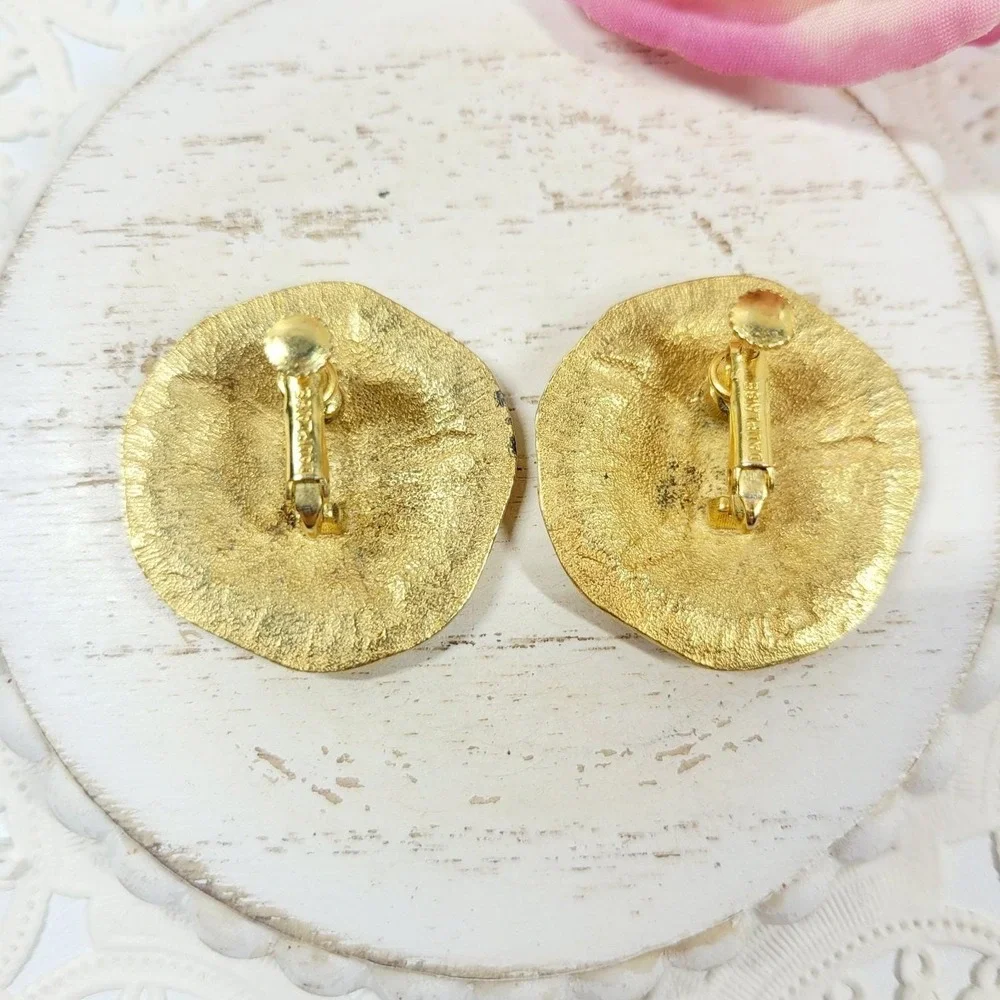 VTG Dauplaise Brushed Gold Tone Sand Dollar Earrings Clip On Statement Beachy